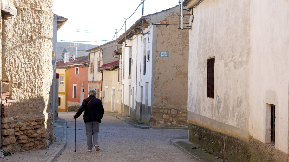 Imagen: ICAL. Imagen de archivo de una mujer de avanzada edad camina por un pueblo de Valladolid