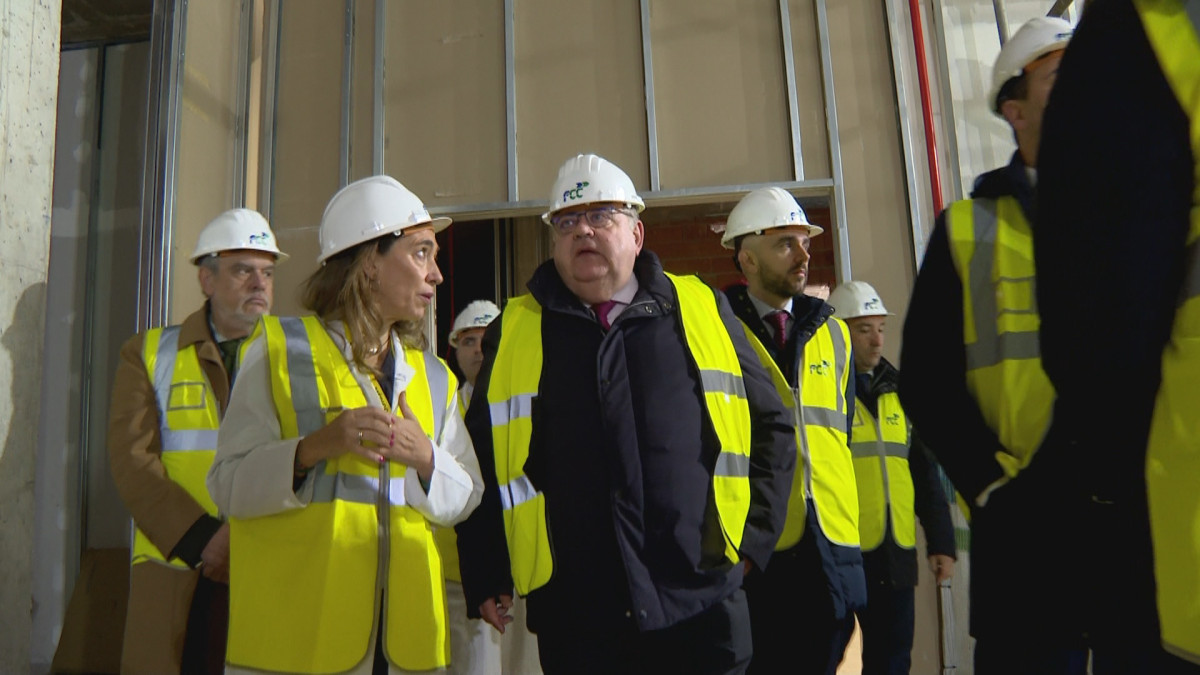 Imagen: El Consejero de Sanidad, Alejandro Vázquez, durante su visita a las obras