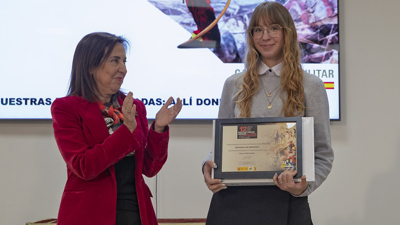 Imagen: Veronika Polomarenko recibió un diploma y un monitor portátil como premio de manos de la ministra Margarita Robles. 
