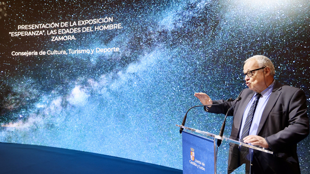 Imagen: ICAL. El consejero de Cultura y Turismo de la Junta de Castilla y León, Gonzalo Santonja, promociona a la comunidad en FITUR.