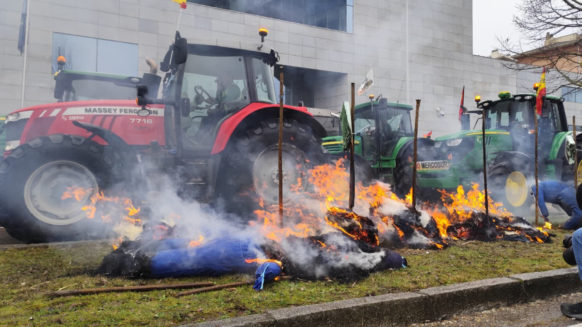 Imagen: Los tractores a su paso por la Avenida Gloria Fuertes de Valladolid, frente a la Consejería de Agricultura.