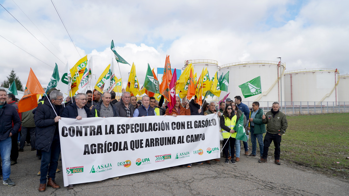 Imagen: ICAL. Imagen de archivo de una concentración de argicultores y ganaderos en Santovenia de Pisguera (Valladolid) contra la subida de los precios de los carburantes.