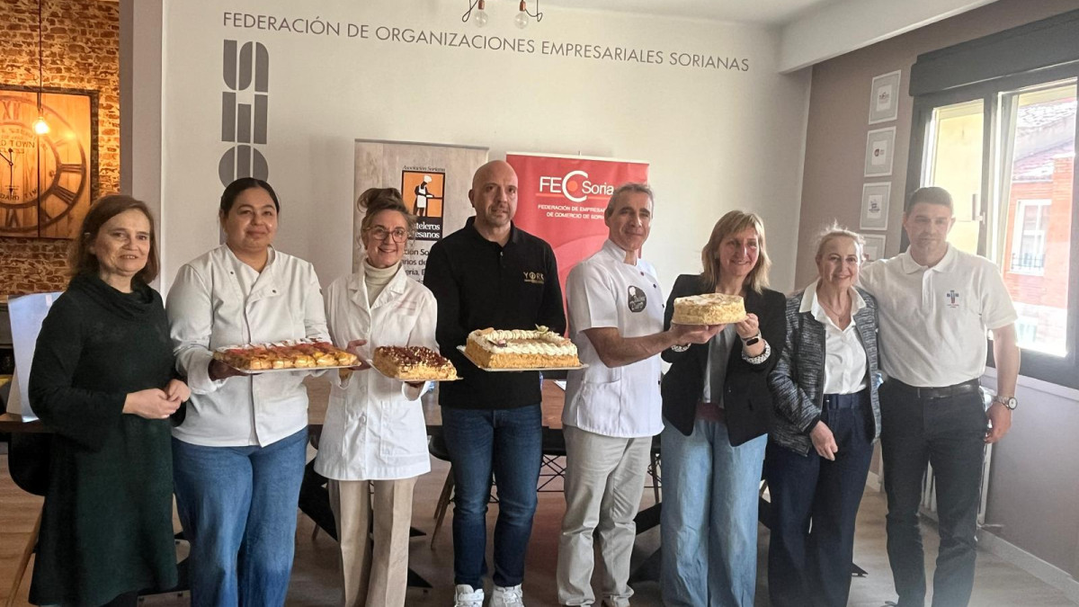 Imagen: El evento ha sido presentado por el presidente de ASEC, Carlos Rodríguez (Dulces Duero), junto a Celina Almarza (de Confitería Almarza en Almazán), Iván Gómez (York Maestros Pasteleros en Soria), Mariana Elizabeth Robles (Elizabeth’s Cakes en Soria), Eduardo Chicote (vicepresidente de la Hermandad Donantes de Sangre de Soria), María Eugenia Lafuente (directora del CIFP La Merced), Yolanda Santos (concejala de Turismo y Medio Ambiente del Ayuntamiento de Soria) y Elia Jiménez (diputada de Turismo de la Diputación Provincial de Soria).