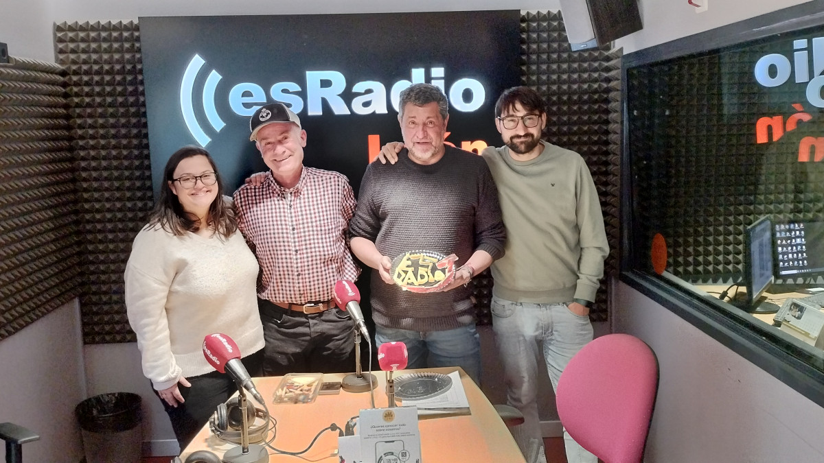 Imagen: El maestro quesero, José López, con el equipo del programa Manos Arriba