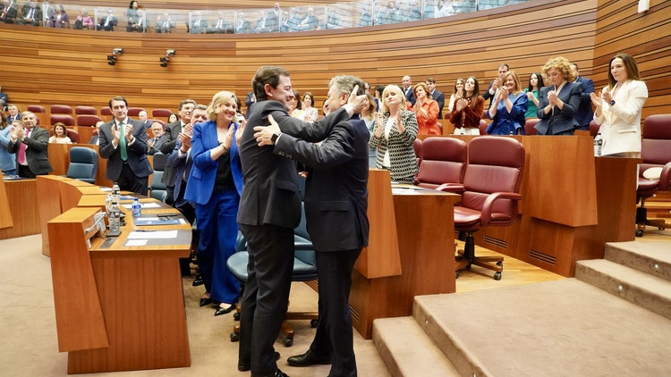 Imagen: El presidente de la Junta, Alfonso Fernández Mañueco, felicita al nuevo presidente de las Cortes, Francisco Vázquez, tras ser elegido durante la sesión constitutiva de las Cortes de Castilla y León de la XII Legislatura. Leticia Pérez / ICAL 