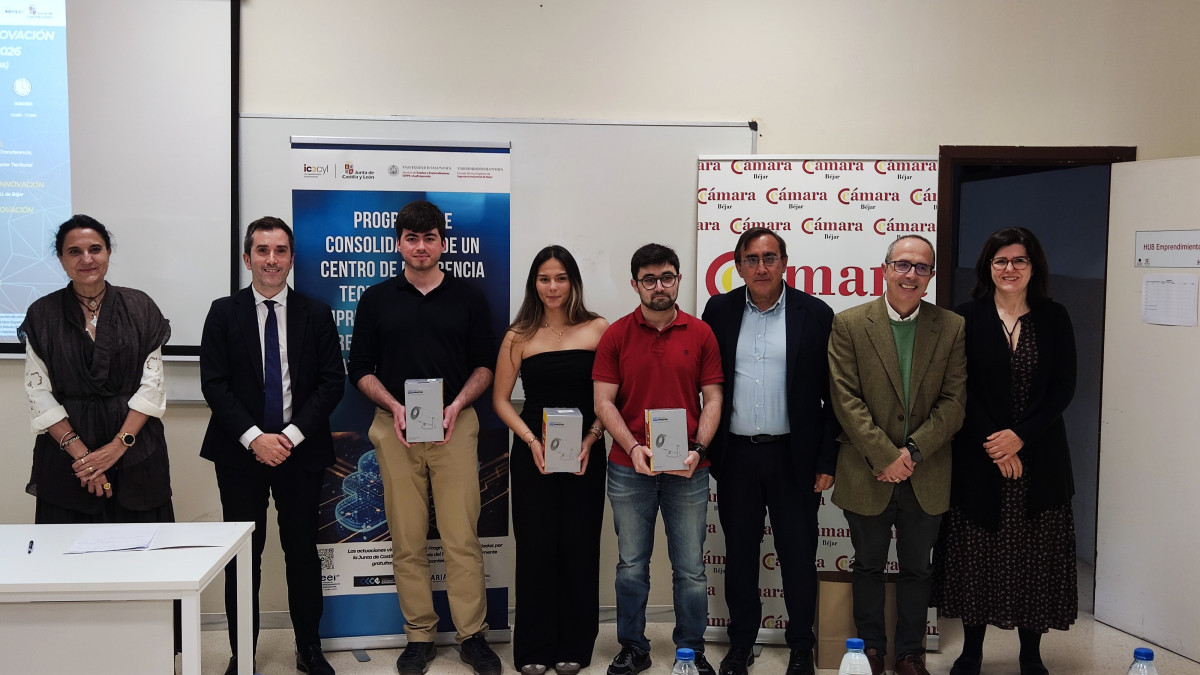 Imagen: Profesores, alumnos del centro y representantes de Univesidad y Junta durante un acto celebrado en la Escuela de Béjar