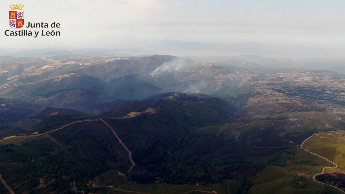 Imagen: JCyL | Vista aérea de las labores de extinción del incendio forestal en Hermisende mediante helicópteros y medios de la Junta