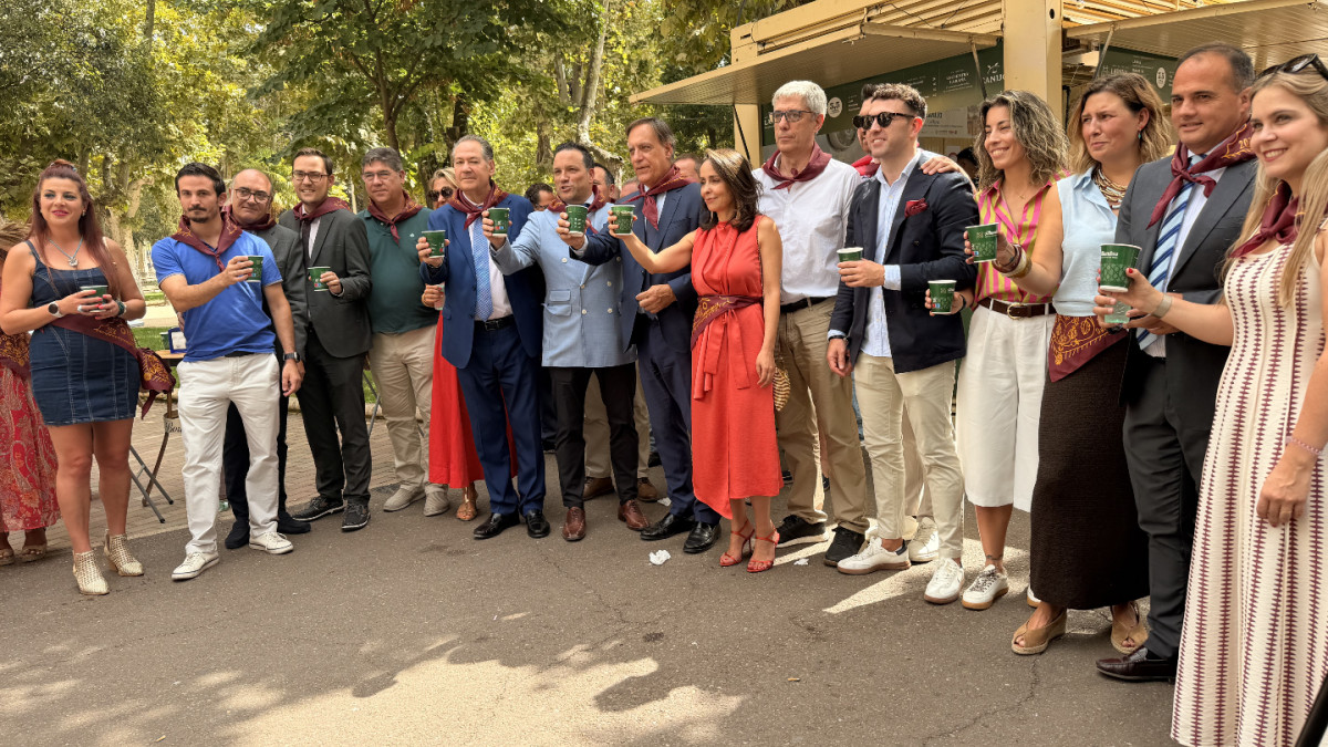 Imagen: El Alcalde, Carlos García Carbayo, junto a los miembros de la corporación municipal durante la inauguración de la Feria de día.