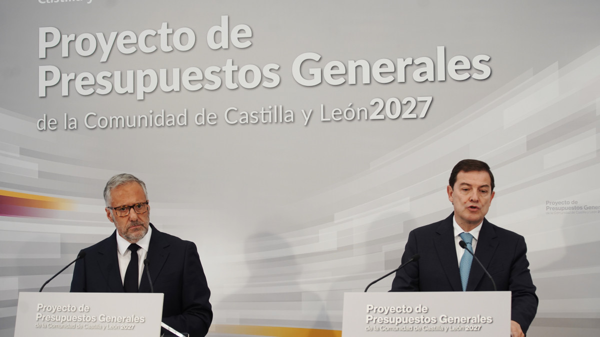 Imagen: ICAL. El presidente de la Junta, Alfonso Fernández Mañueco, presenta los Presupuestos Generales de la Comunidad para 2027, acompañado del vicepresidente primero, Carlos Pollán.