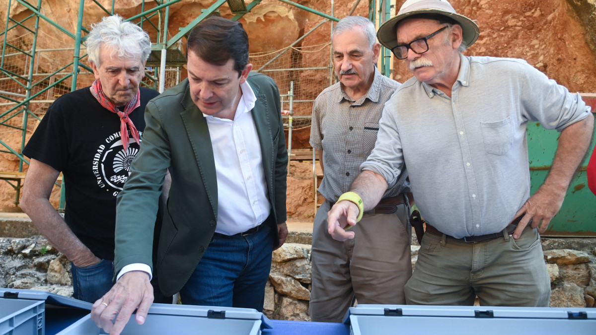 Imagen: ICAL. Presentación de los resultados en las excavaciones de Atapuerca este 2024 con el presidente de la Junta, Alfonso Fernández Mañueco, y los codirectores del proyecto Juan Luis Arsuaga, José María Bermúdez de Castro y Eudald Carbonell.
