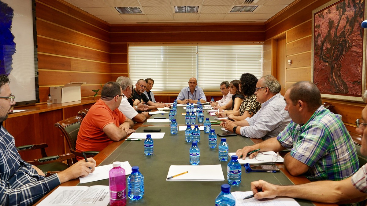 Imagen: ICAL | Miriam Chacón  - El viceconsejero de Política Agraria Comunitaria y Desarrollo Rural, Jorge Llorente, informa a las organizaciones profesionales agrarias (opas) de nuevas medidas de lucha y control del topillo campesino