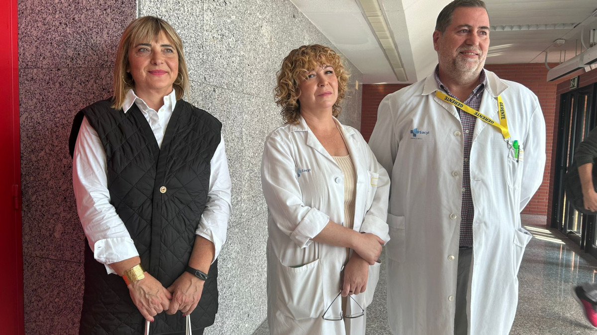 Imagen: Ortiz de Saracho, junto a sus compañeras del nuevo equipo directivo de la gerencia del área de salud