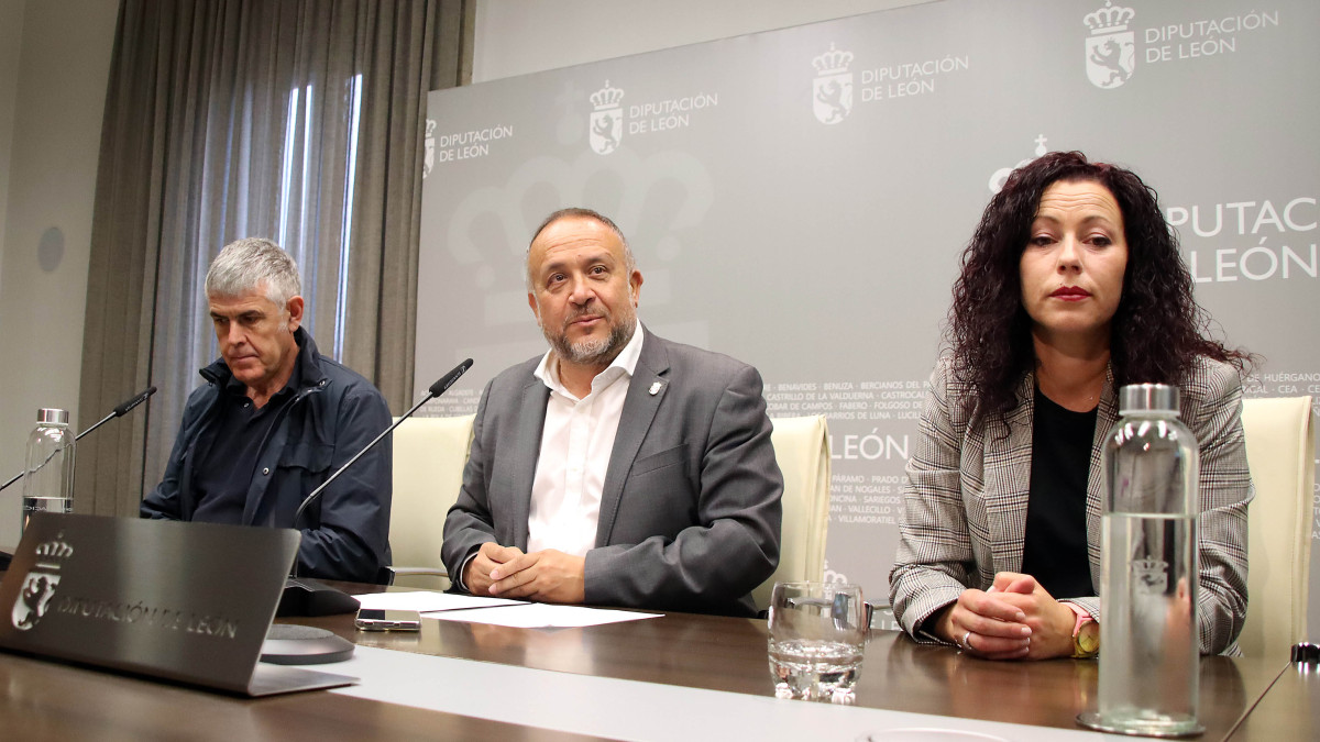 Imagen: El presidente de la Diputación de León, Gerardo Álvarez Courel, presenta el programa Redprendiendo en mi pueblo / ICAL 