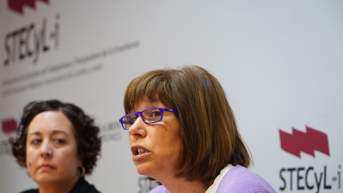 Imagen: ICAL.  La responsable de Acción Sindical de STECYL-i Teresa Vicente (D) y la portavoz Christina Fulconis valoran inicio de curso educativo y sus perspectivas con motivo del Día Mundial del Docente.