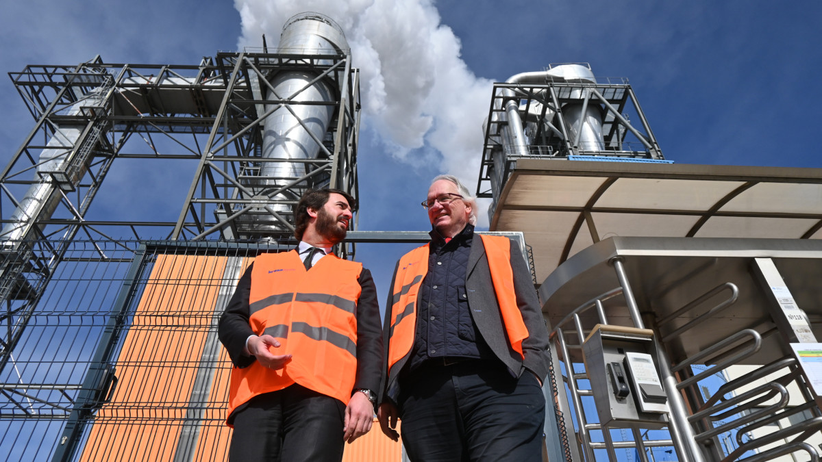 Imagen: Juan García-Gallardo, vicepresidente de la Junta de Castilla y León, visitando una fábrica y dialogando con los trabajadores.