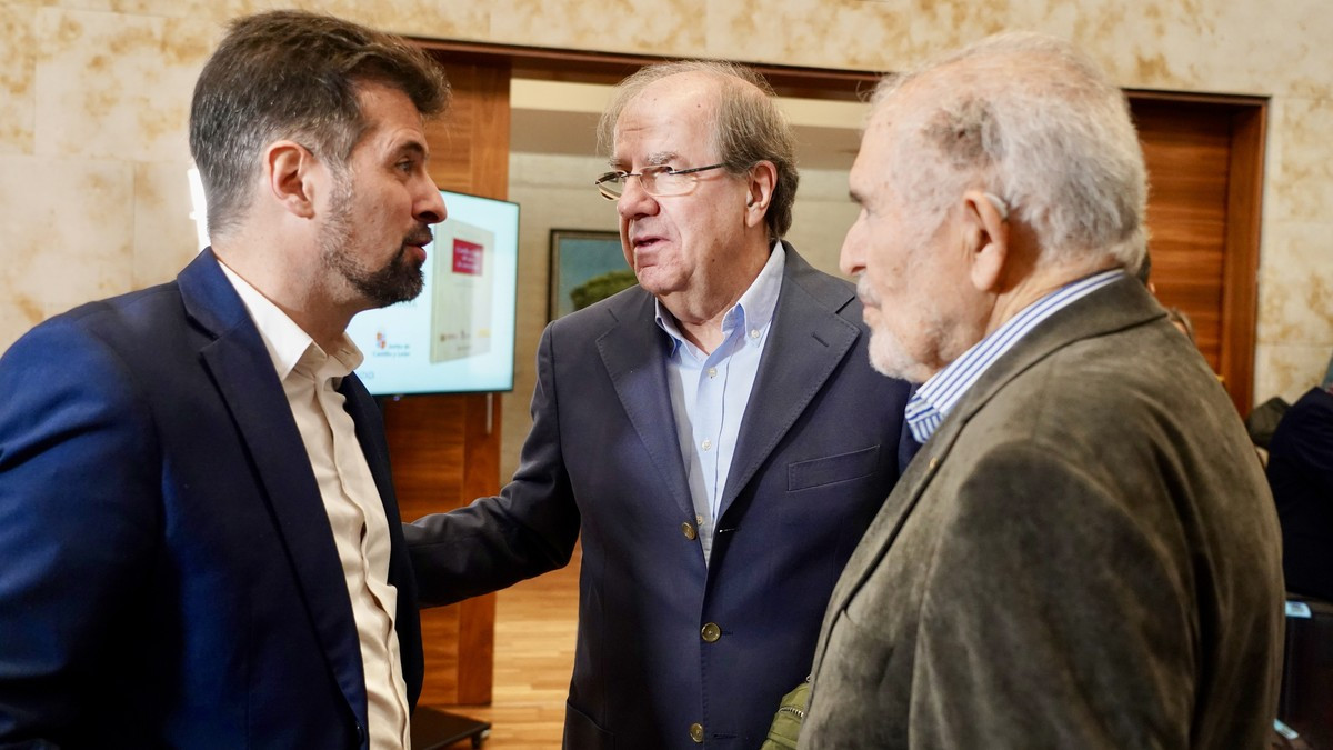 Imagen: ICAL | Leticia Pérez - Luis Tudanca, Juan Vicente Herrera y Demetrio Madrid conversan en la presentación del libro 'Castilla y León: 40 años de autonomía'
