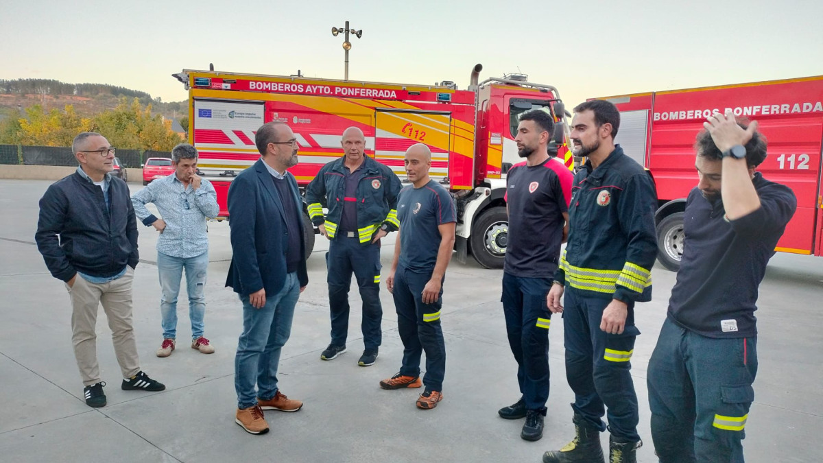 Imagen: Bomberos de Ponferrada, junto al alcalde y al concejal de Seguridad, antes de partir hacia Valencia