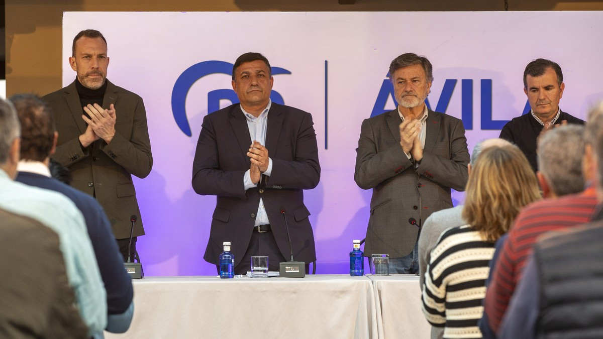 Imagen: RMEstudio's / ICAL . El secretario general del PPCyL, Francisco Vázquez, clausura la Junta Directiva Provincial del PP de Ávila, en la que también interviene el presidente provincial, Carlos García