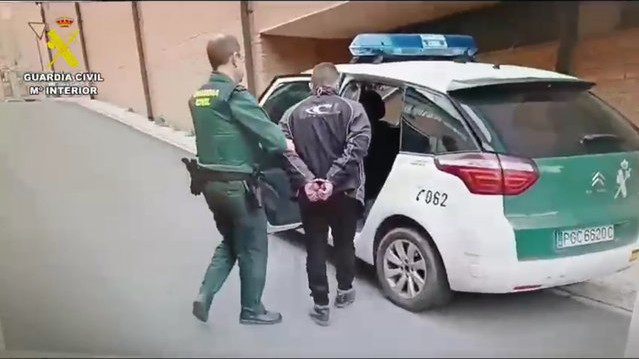 Imagen: Fotografía de una gente de la Guardia Civil en el momento de la detención