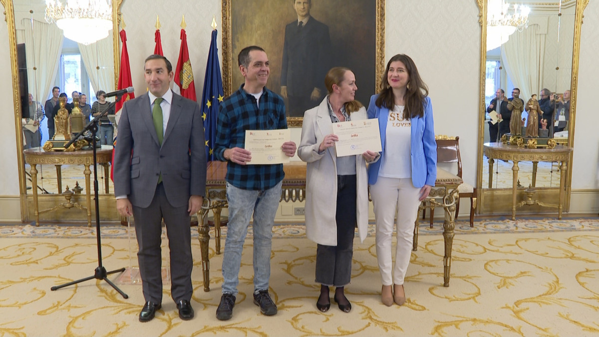 Imagen: El Delegado territorial de la Junta y la Concejala de Familia e Igualdad de Oportunidades durante la entrega de los diplomas.