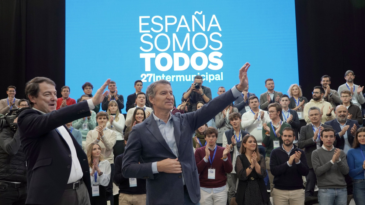 Imagen: Rubén Cacho / ICAL. Los presidentes autonómico y nacional del PP, Alfonso Fernández Mañueco, y Alberto Núñez Feijóo, clausuran la XXVII Intermunicipal del PP en Valladolid