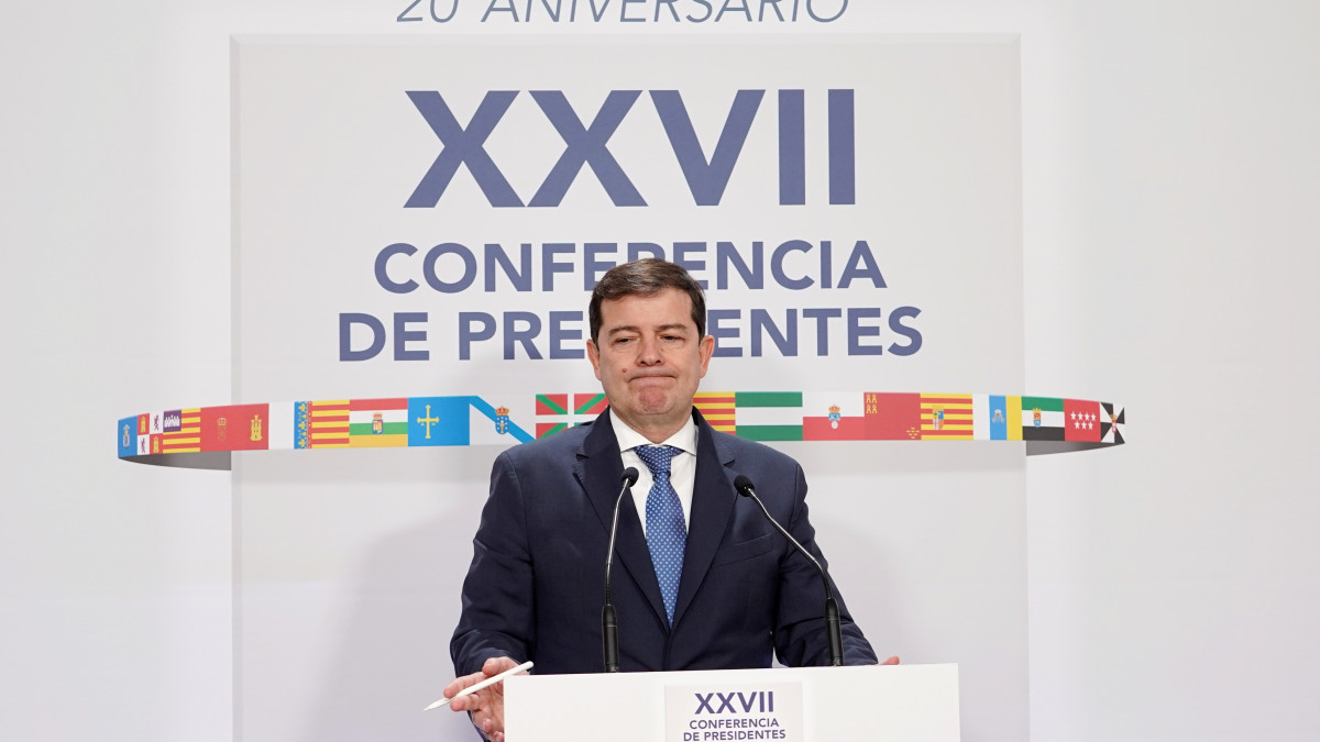 Imagen: ICAL. El presidente de la Junta, Alfonso Fernández Mañueco, en la rueda de prensa posterior a la Conferencia de Presidentes que se celebró en Santander.