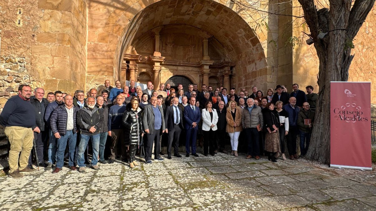 Imagen: Alrededor de 90 alcaldes, alcaldesas y representantes de los ayuntamientos de la provincia se han reunido para abordar las necesidades más urgentes y demandadas en sus municipios.