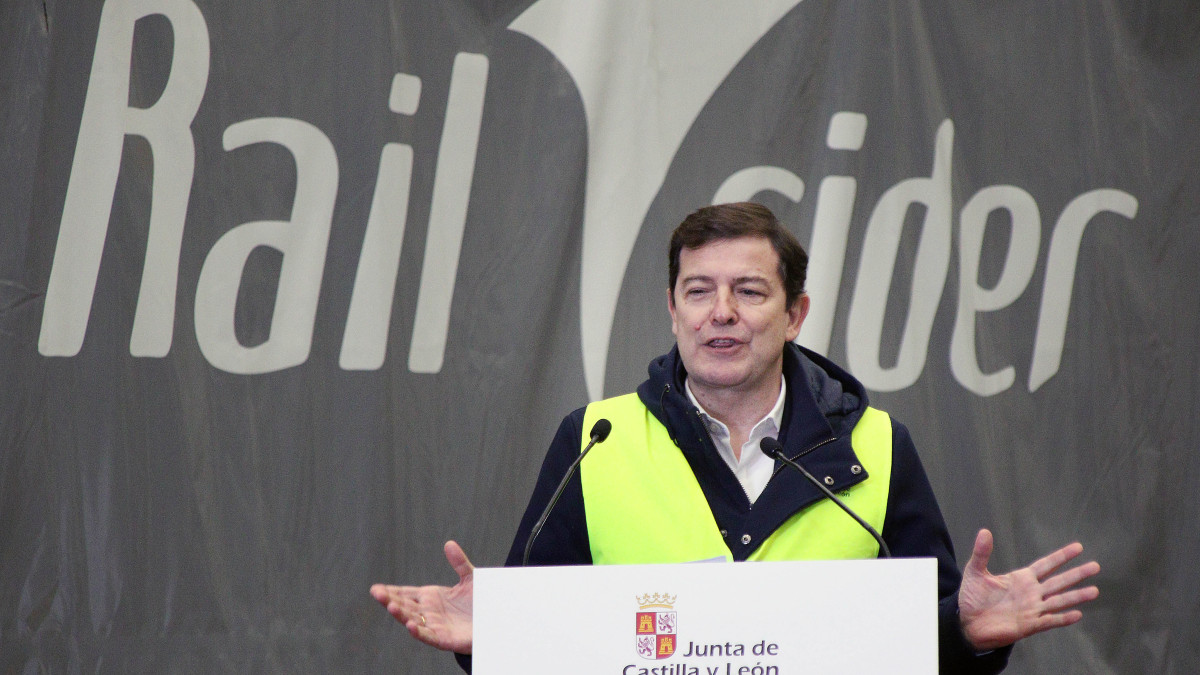 Imagen: Peio García- ICAL / El presidente de la Junta visita el ramal ferroviario electrificado al Polígono Industrial de Villadangos del Páramo