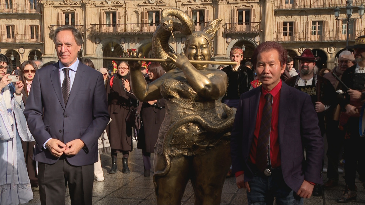 Imagen: El Alcalde, Carlos García Carbayo junto al artista Xu Hongfei durante la inauguración de la estatua