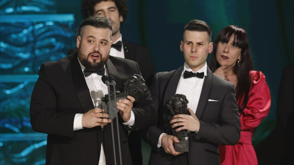 Imagen: El director y productor leonés Néstor López tras recibir el Goya al Mejor Cortometraje Documental