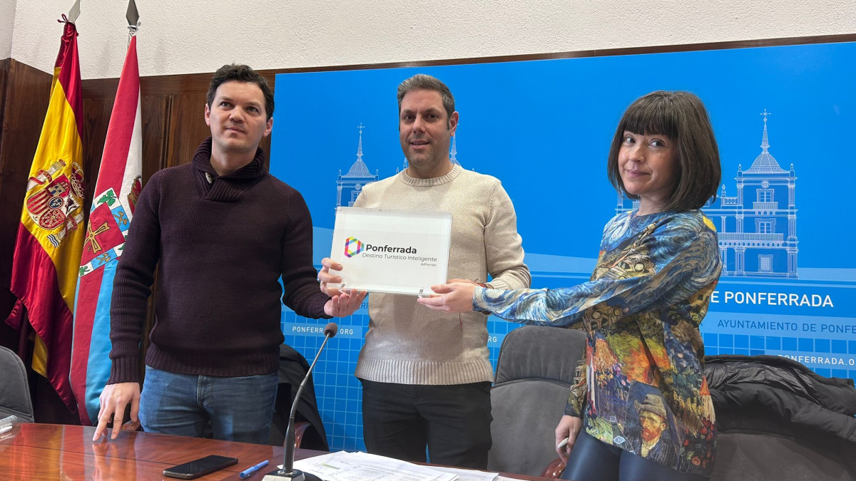 Imagen: Iván Alonso exhibe el reconocimiento de 'Destino turístico inteligente' otorgado a la ciudad