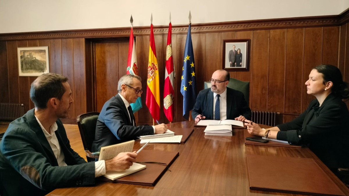 Imagen: Reunión del alcalde y la concejala de la Presidencia de Ponferrada con los representantes de Endesa