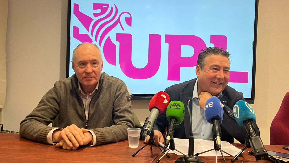 Imagen: El secretario general de Unión del Pueblo Leonés, Luis Mariano Santos, y el vicesecretario, Eduardo López, valoran la manifestación celebrada el domingo por el futuro de la provincia de León