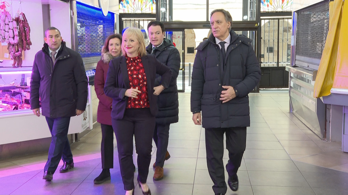 Imagen: La Consejera, Leticia García, junto al Alcalde, Carlos Garcíaa Carbayo durante su visita al Mercado Central de Salamanca.