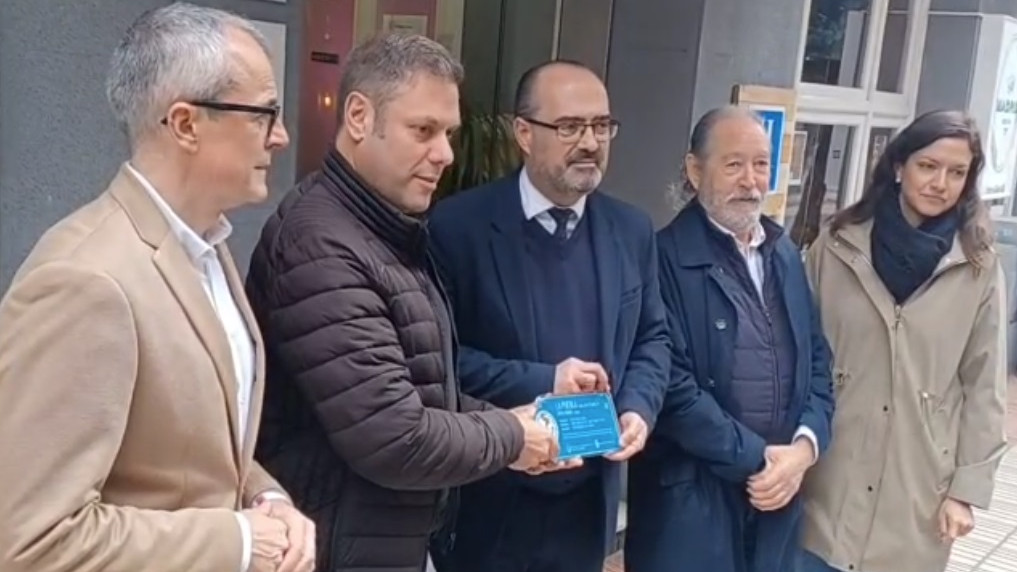 Imagen: Colocación de la Placa en el Hotel Madrid