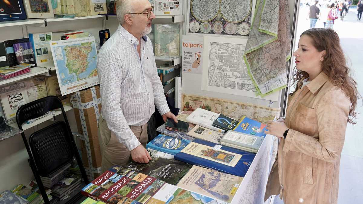 Imagen: La presidenta provincial del PP y vicesecretaria de Sanidad y Educación, Ester Muñoz, visita la Feria del Libro de León situada en la avenida de Ordoño II | Campillo