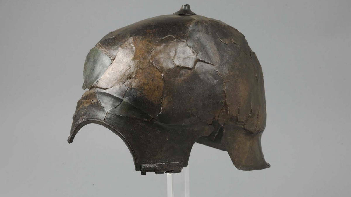 Imagen: Casco de guerrero encontrado en el río Abión, de tipo hispano calcídico y que se fecha desde mediados del s. IV a inicios del s. III a.C.