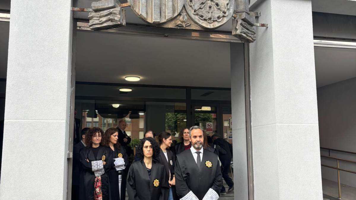 Imagen: Concentración de los jueces y fiscales delante del Palacio de Justicia de Ponferrada