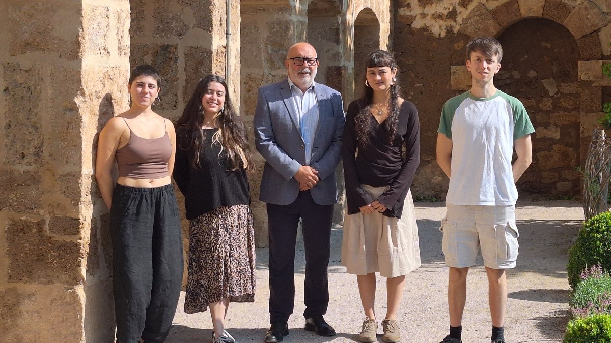 Imagen: Los cuatro estudiantes junto al subdelegado del Gobierno, Miguel Latorre. 
