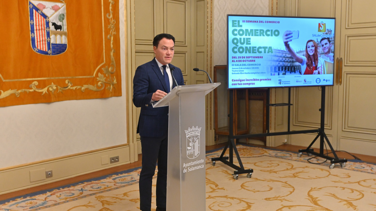 Imagen: El Concejal de Comercio, Pedro Martínez Córdoba, durante la presentación de los actos.