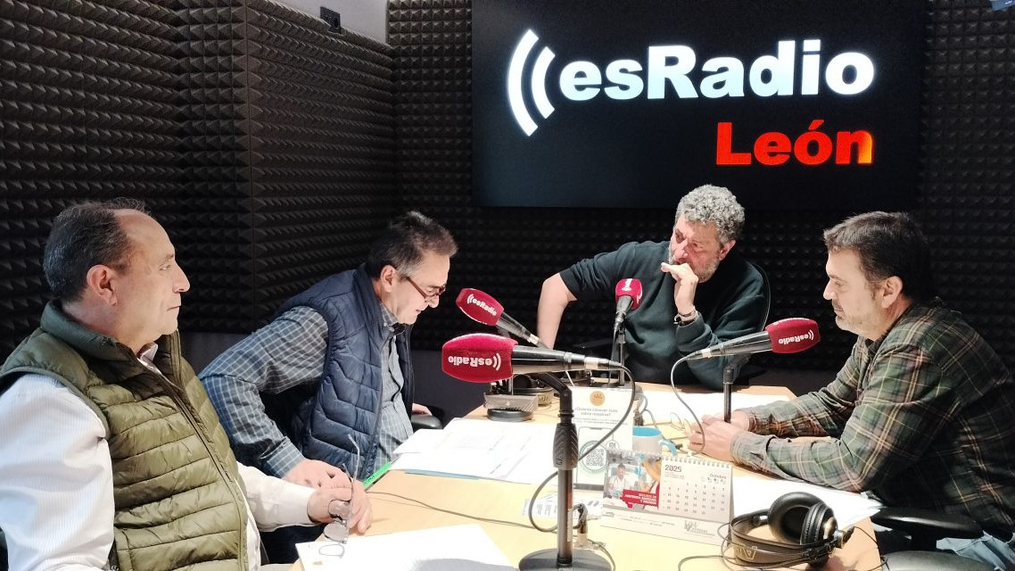 Imagen: Manuel Martínez, presidente de la Federación Estatal de Sindicatos Veterinarios; Ignacio Tejada García, Técnico Facultativo Veterinario del Servicio Territorial de Agricultura, Ganadería y Desarrollo Rural de León; y Santiago de la Varga Rodríguez, presidente del Sindicato de Veterinarios de León, durante la entrevista