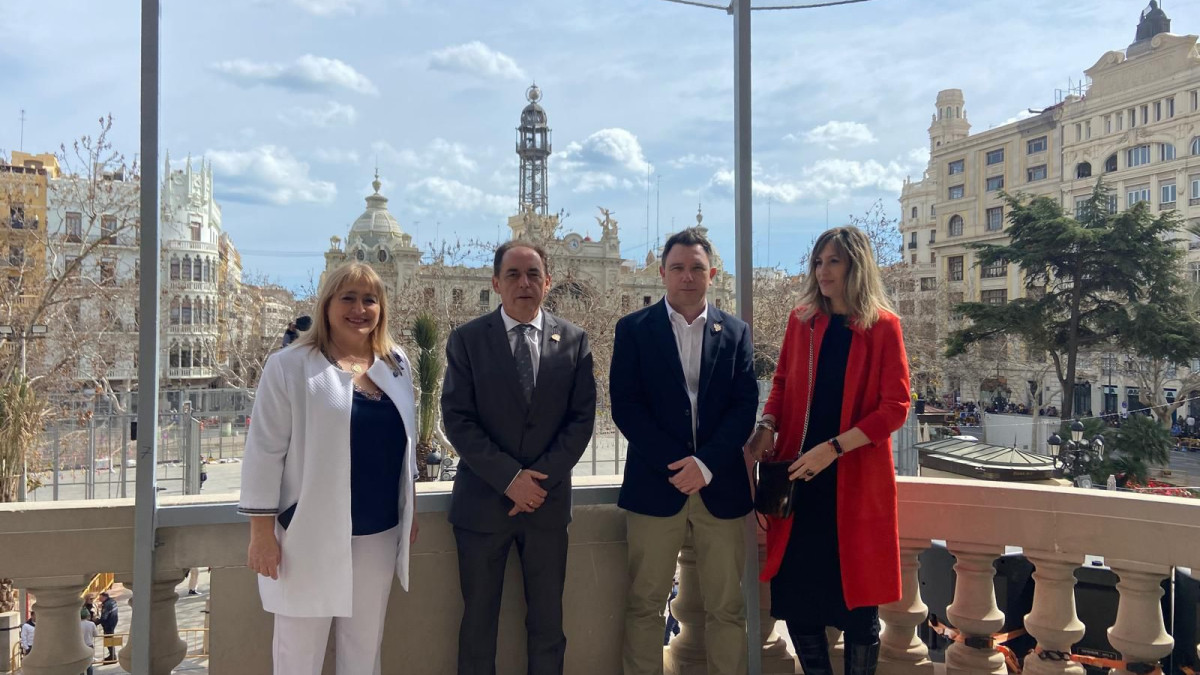 Imagen: María José Jiménez (vicepresidenta de la Diputación), Benito Serrano (presidente de la Diputación), David Berrojo (presidente de la Casa de Soria en Valencia) y María José Catalá (alcaldesa de Valencia) en Fallas de 2024. 