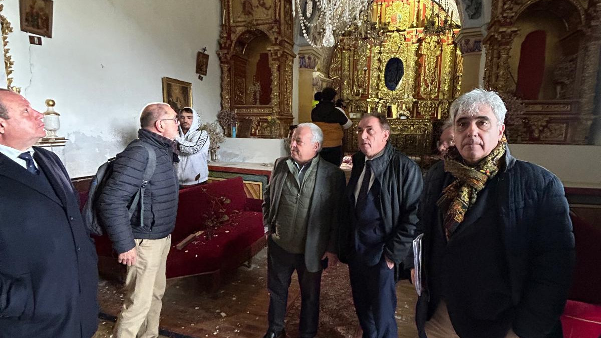 Imagen: El consejero de Cultura, Turismo y Deporte, Gonzalo Santonja, y el alcalde de Golmayo, Benito Serrano, durante la visita a La Monjía. 