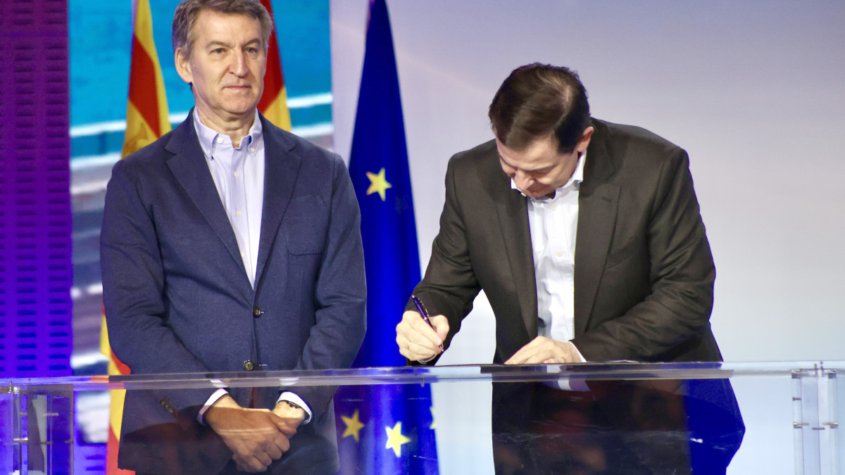 Imagen: Los dirigentes de los gobiernos autonómicos del Partido Popular, entre los que se encuentra el presidente de la Junta de Castilla y León, Alfonso Fernández Mañueco, firman la Declaración de Zaragoza. Pilar Álvarez 