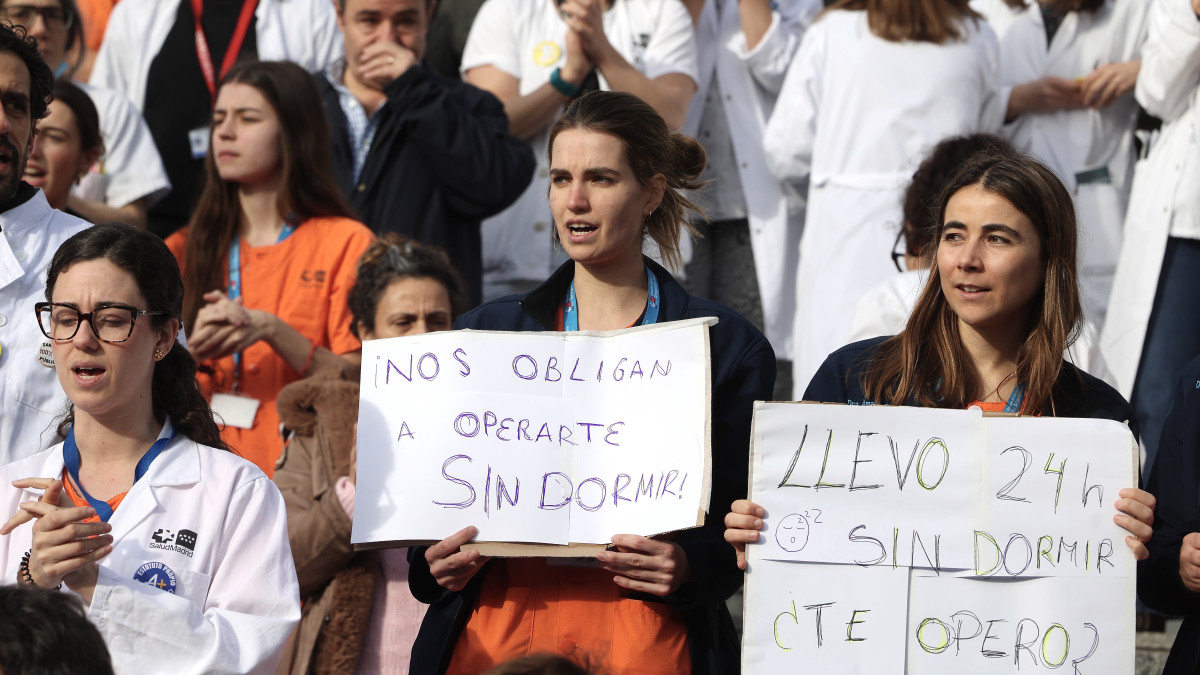 Imagen: Concentración de médicos en la puerta del hospital Gregorio Marañon en huelga contra la reforma del Estatuto Marco. Juan Lázaro / ICAL.