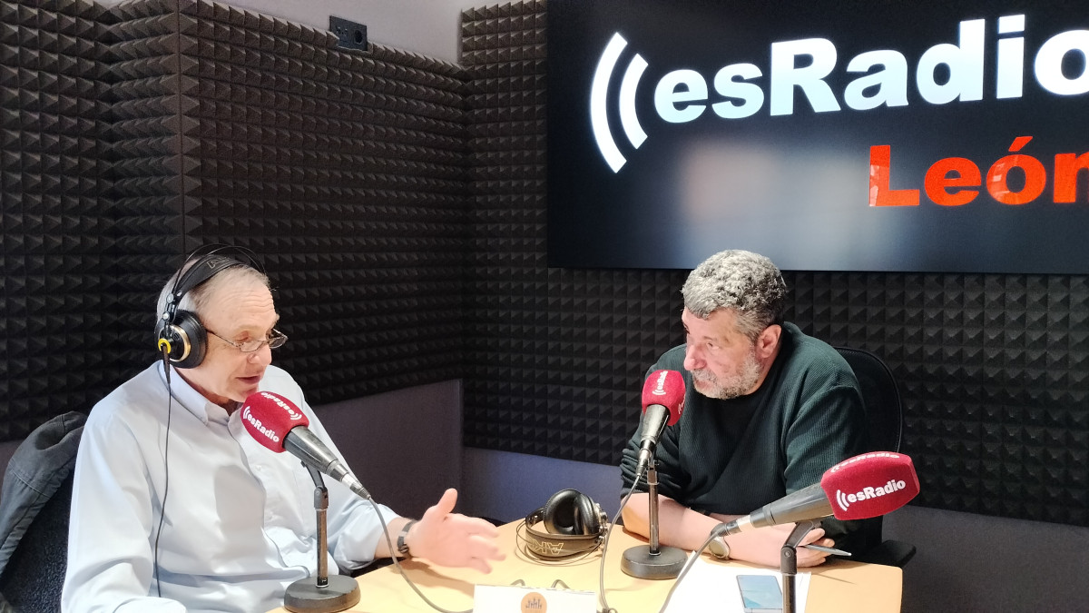 Imagen: El doctor Antonio Martínez durante la entrevista en el programa Manos Arriba de EsRadio León 