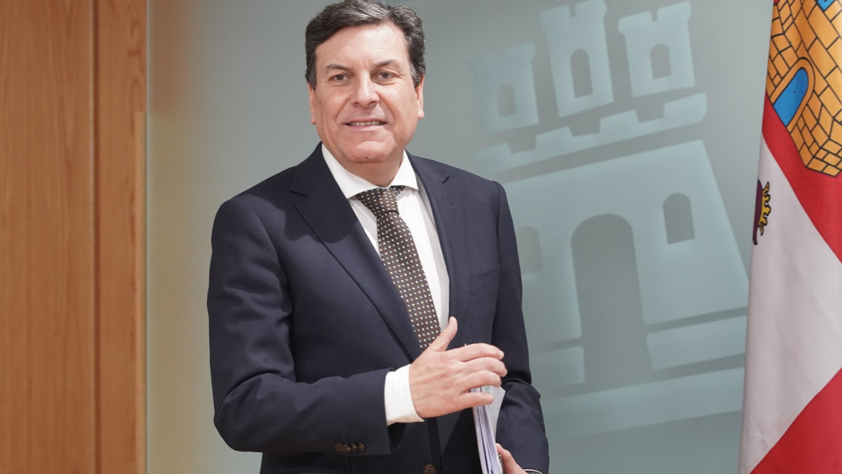 Imagen: ICAL. El consejero de Economía y Hacienda y portavoz en funciones de la Junta, Carlos Fernández Carriedo, comparece en rueda de prensa posterior a la reunión del Consejo de Gobierno.