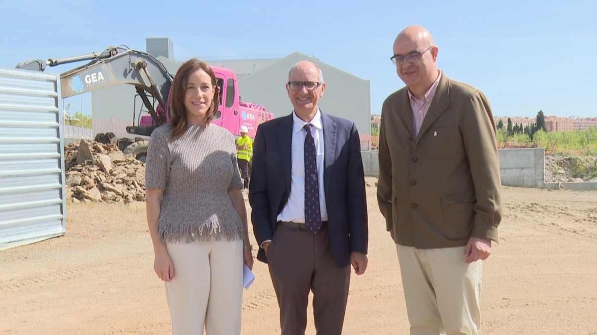 Imagen: El Presidente de la Diputación, Javier Iglesias durante su visita a las obras del Centro.