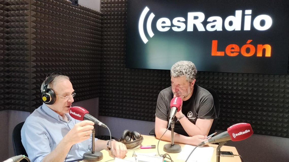 Imagen: El doctor Antonio Martínez durante la entrevista en el programa Manos Arriba de EsRadio León 