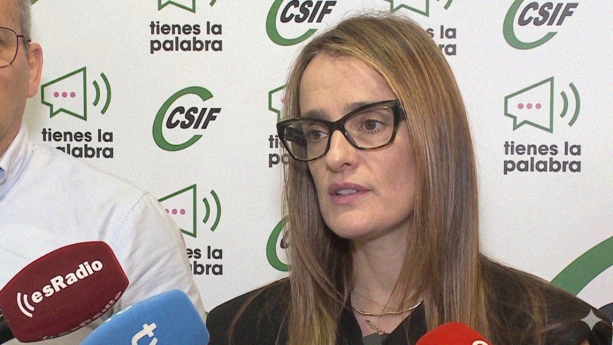 Imagen: La presidenta del sector en CSIF, Isabel Madruga, atendiendo a los medios de comunicación previo a la presentación del informe.